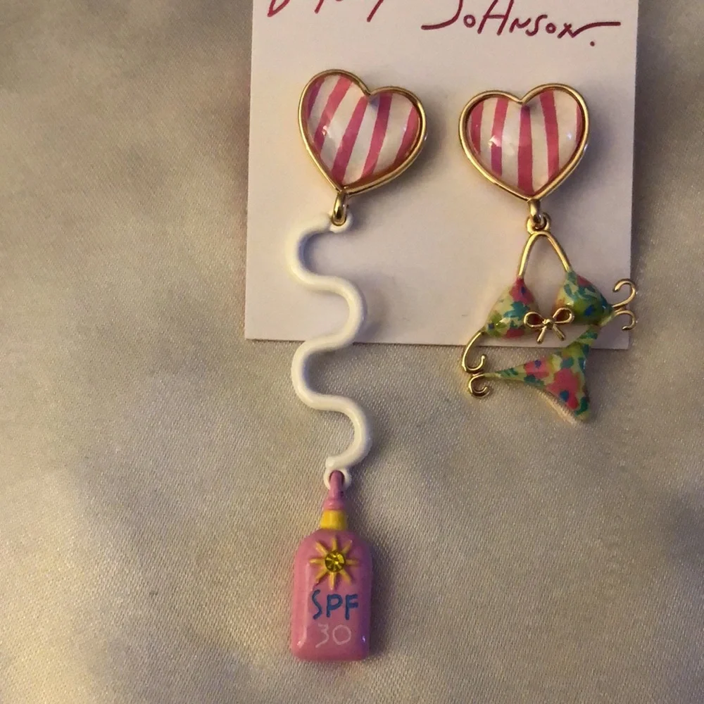 Betsey Johnson Bikini & Sunscreen Mismatch Drop Earrings Acrylic Heart NWT - Picture 4 of 14